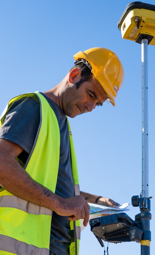 Votre mission :

En collaboration avec le conducteur de travaux, vous êtes chargé de l'organisation des chantiers qui vous seront confiés.

Vous assurez la planification des travaux, la coordination moyens matériels et approvisionnements.

Vous êtes le représentant de l'entreprise sur le chantier vis à vis du client, des sous traitants et des fournisseurs.

Vous animez vos équipes de travail (5 à 10 personnes) et assurez un suivi de vos chantiers dans le respect de la sécurité, des délais, de la qualité et des budgets.


Votre profil :

Expert technique vous êtes formé sur le terrain et justifiez d'une expérience en conduite de chantiers en terrassement VRD assainissement

Meneur d'hommes, vous disposez d'un excellent relationnel, vous êtes autonome et responsable

Vous avez le sens du terrain et de l'organisation


Conditions d'emploi :

Contrat : CDI
Poste basé à Saint-Martin-de-Seignanx (40)
Rémunération selon profil et expérience.

